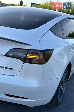 Седан Tesla Model 3 2021 в 