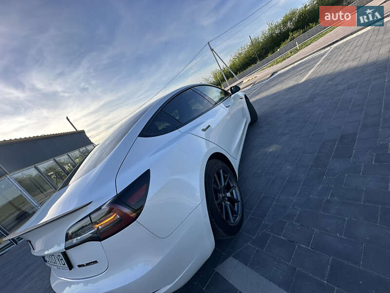 Седан Tesla Model 3 2021 в Львове