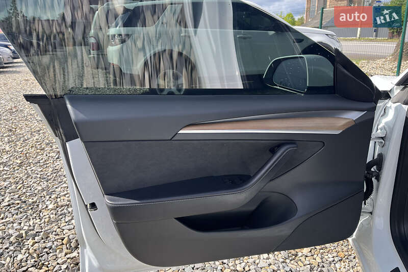 Седан Tesla Model 3 2022 в Коломые