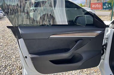 Седан Tesla Model 3 2022 в 