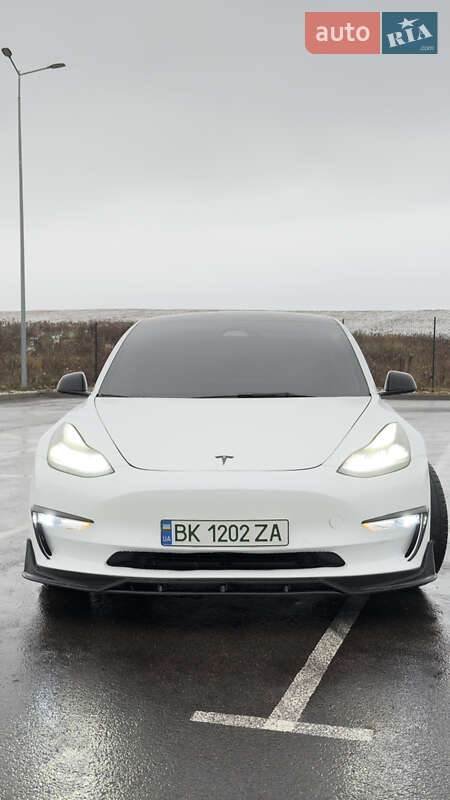 Седан Tesla Model 3 2022 в Ровно