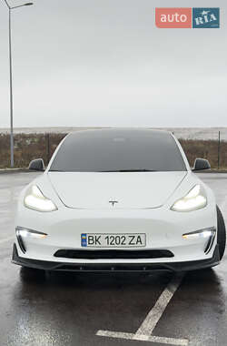 Седан Tesla Model 3 2022 в 