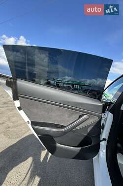 Седан Tesla Model 3 2022 в 