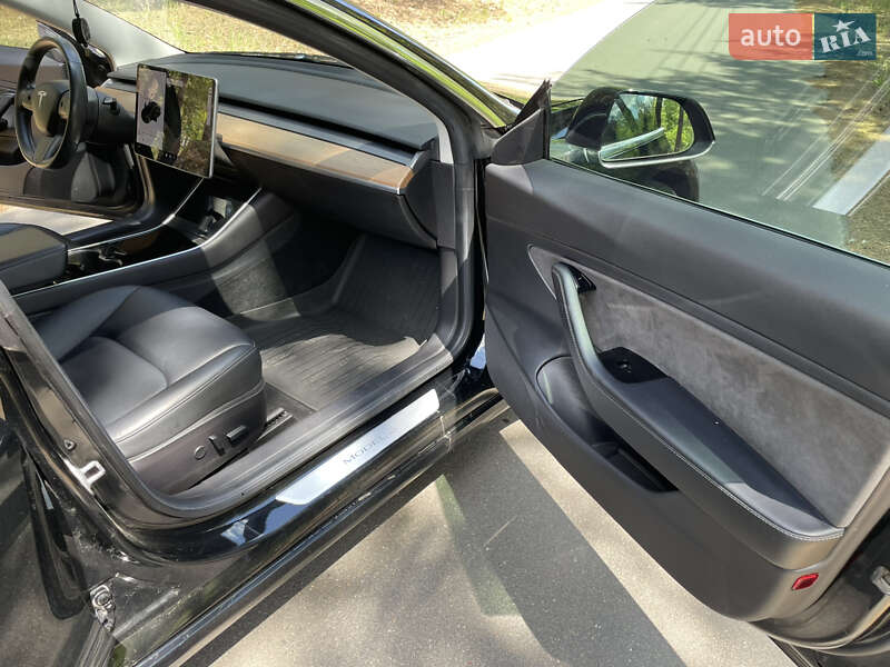 Седан Tesla Model 3 2019 в Бородянці