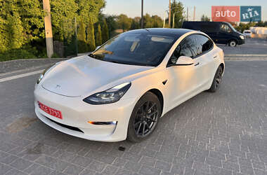 Седан Tesla Model 3 2021 в Почаеве