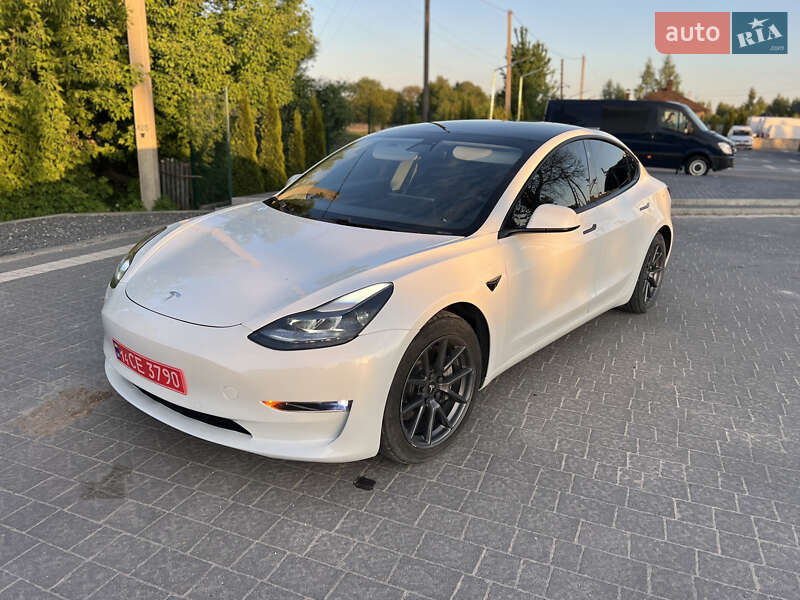 Седан Tesla Model 3 2021 в 