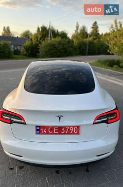 Седан Tesla Model 3 2021 в 