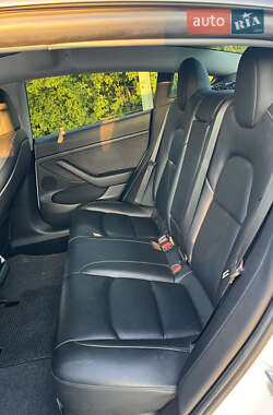 Седан Tesla Model 3 2021 в 