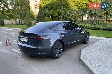 Седан Tesla Model 3 2022 в 