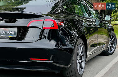 Седан Tesla Model 3 2021 в 