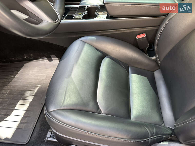 Седан Tesla Model 3 2018 в Києві