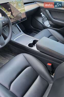 Седан Tesla Model 3 2021 в 
