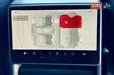 Седан Tesla Model 3 2024 в 