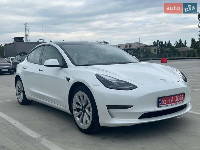Седан Tesla Model 3 2022 в 