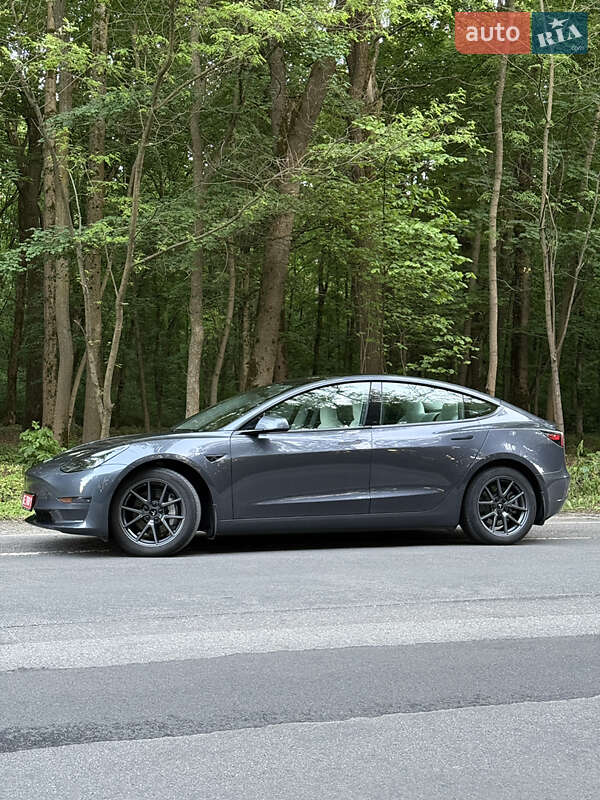 Седан Tesla Model 3 2023 в Полтаві