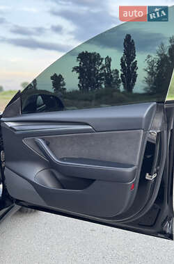 Седан Tesla Model 3 2021 в 