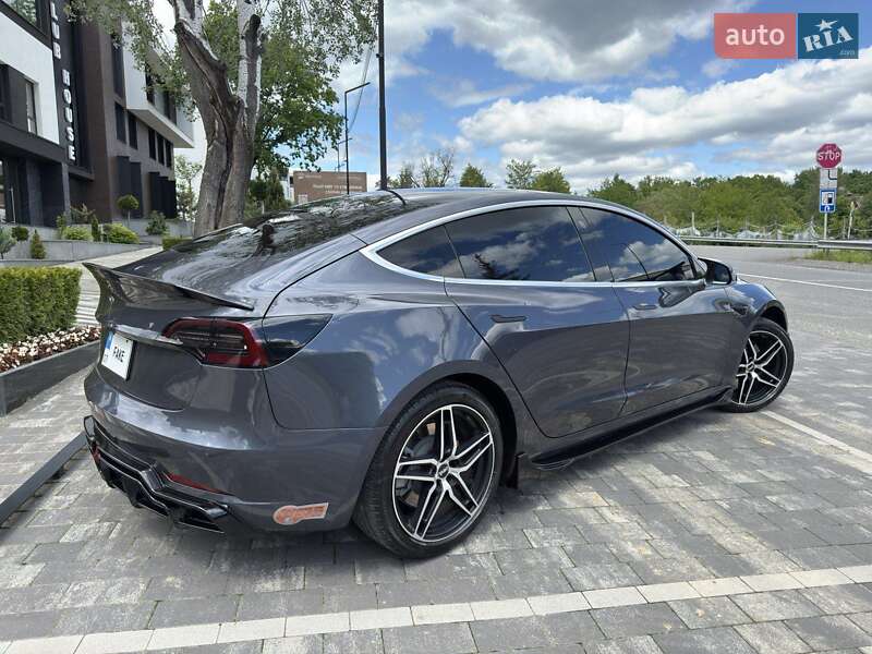 Седан Tesla Model 3 2020 в Ужгороді