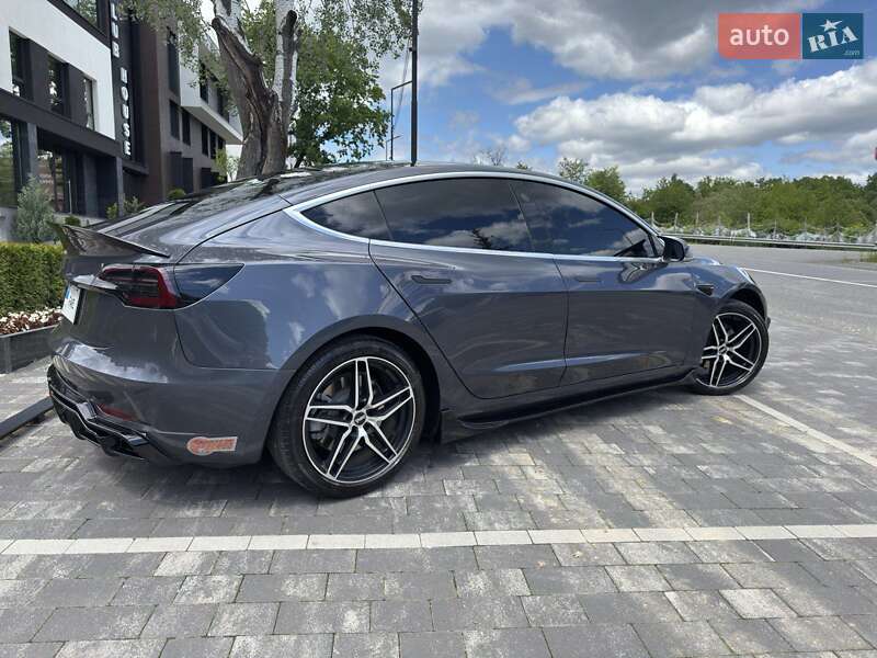 Седан Tesla Model 3 2020 в Ужгороді