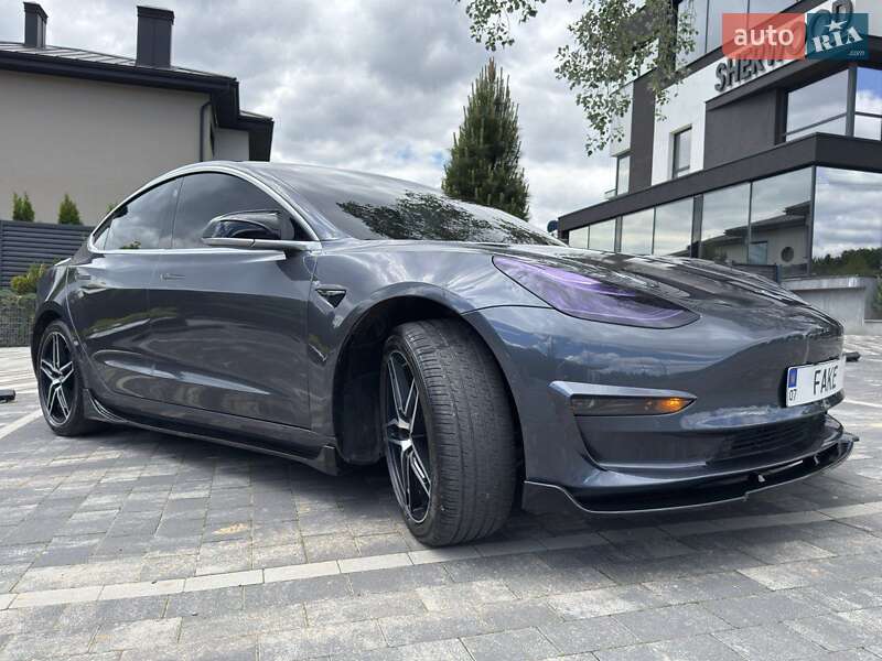 Седан Tesla Model 3 2020 в Ужгороді
