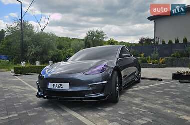 Седан Tesla Model 3 2020 в Ужгороді