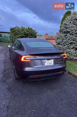 Седан Tesla Model 3 2024 в 