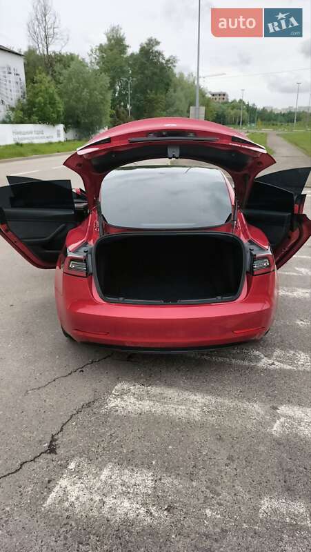 Седан Tesla Model 3 2022 в Львове