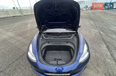 Седан Tesla Model 3 2021 в 