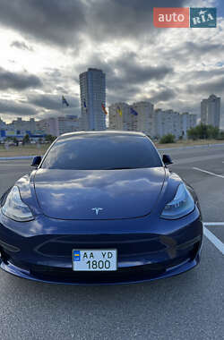 Седан Tesla Model 3 2022 в 