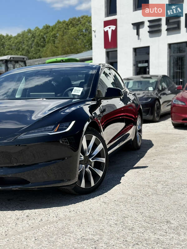 Седан Tesla Model 3 2024 в 