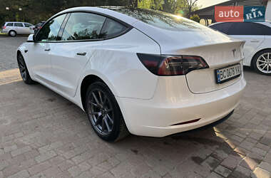 Седан Tesla Model 3 2022 в 