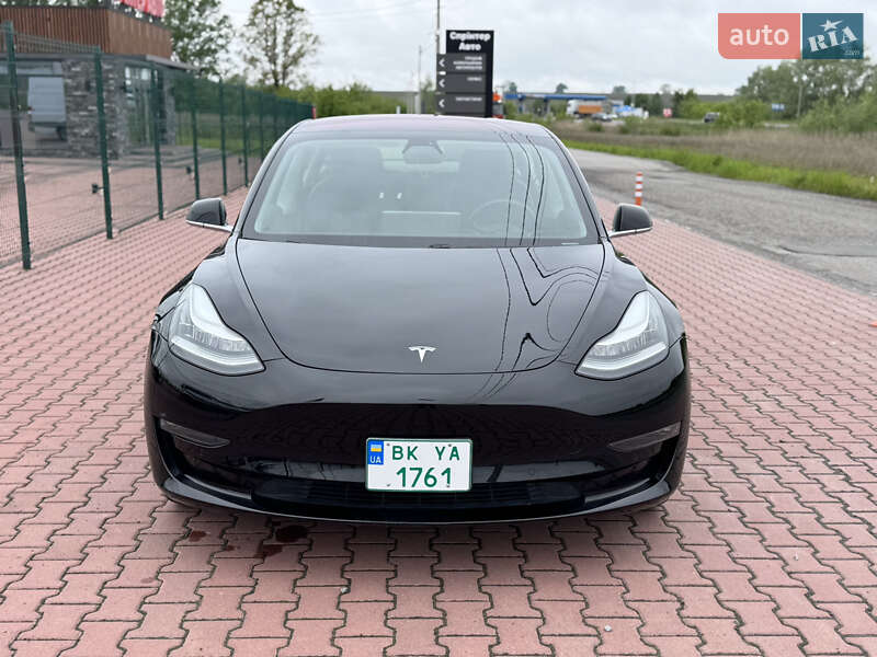 Седан Tesla Model 3 2018 в Ровно