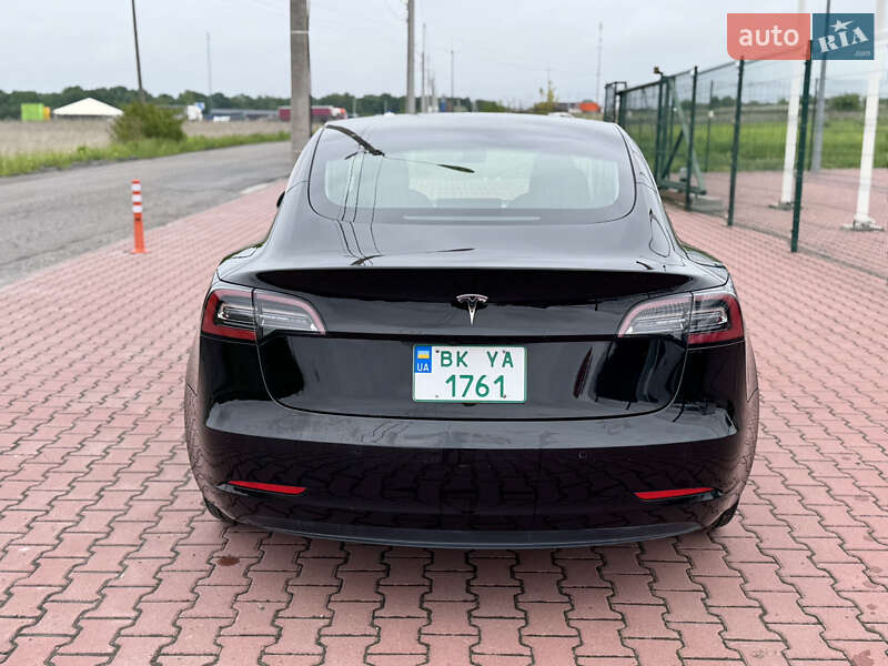 Седан Tesla Model 3 2018 в Ровно