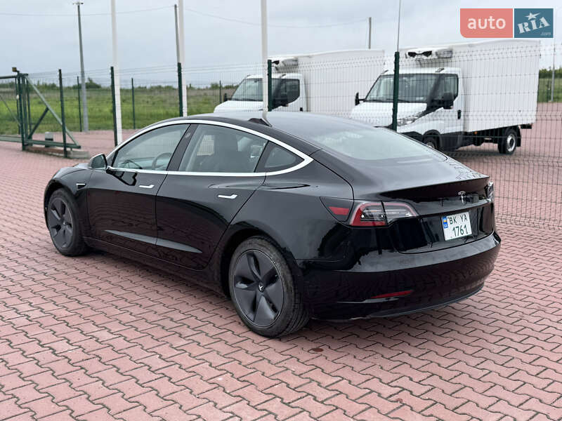 Седан Tesla Model 3 2018 в Ровно