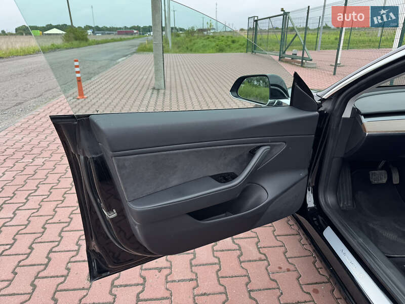 Седан Tesla Model 3 2018 в Ровно