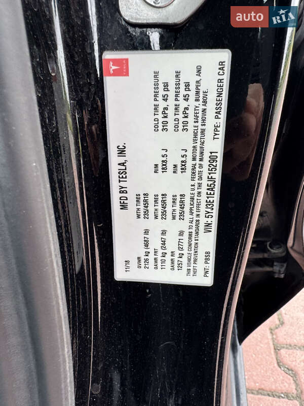 Седан Tesla Model 3 2018 в Ровно