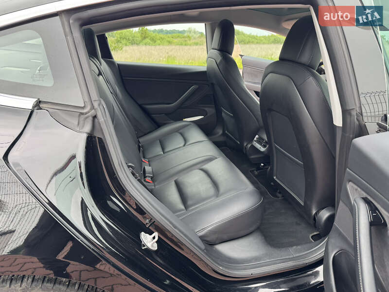 Седан Tesla Model 3 2018 в Ровно