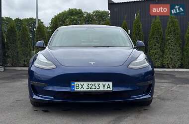 Седан Tesla Model 3 2022 в 