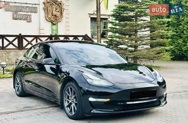 Седан Tesla Model 3 2021 в 