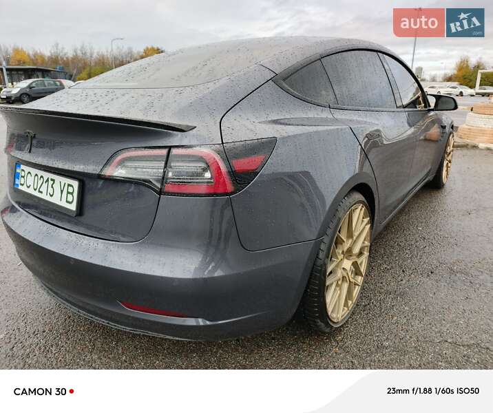 Седан Tesla Model 3 2021 в Львові