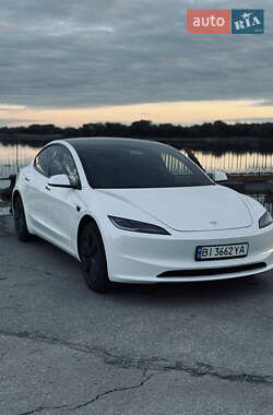 Седан Tesla Model 3 2024 в 