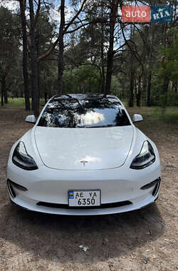 Седан Tesla Model 3 2023 в 