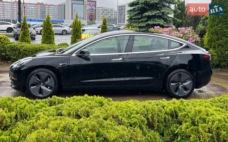 Седан Tesla Model 3 2020 в Львове
