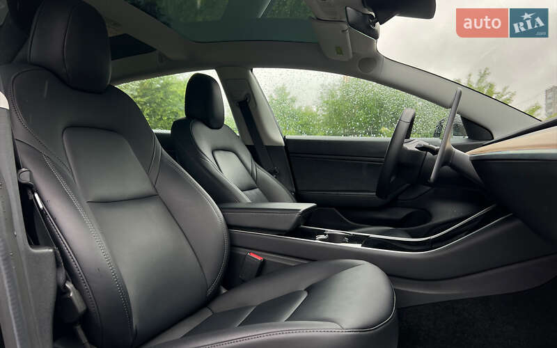 Седан Tesla Model 3 2020 в Львове
