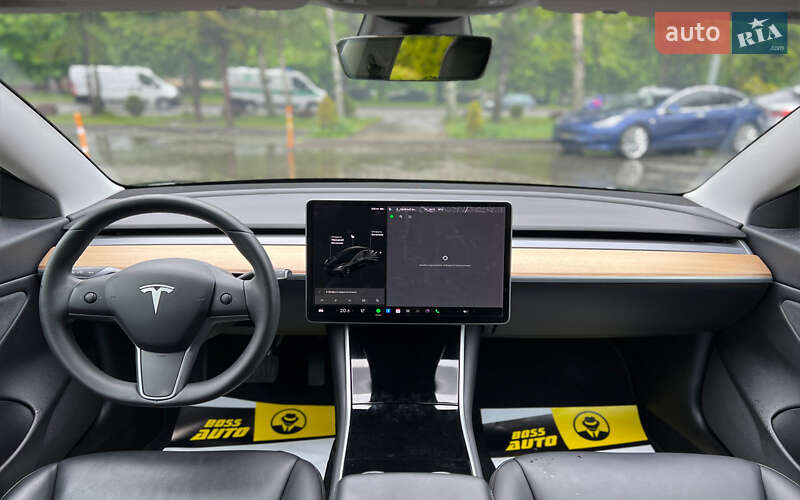 Седан Tesla Model 3 2020 в Львове