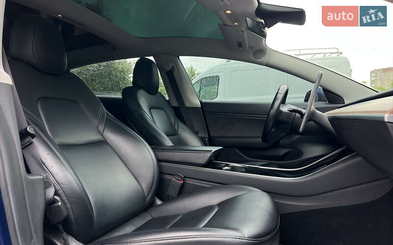Седан Tesla Model 3 2019 в Львові