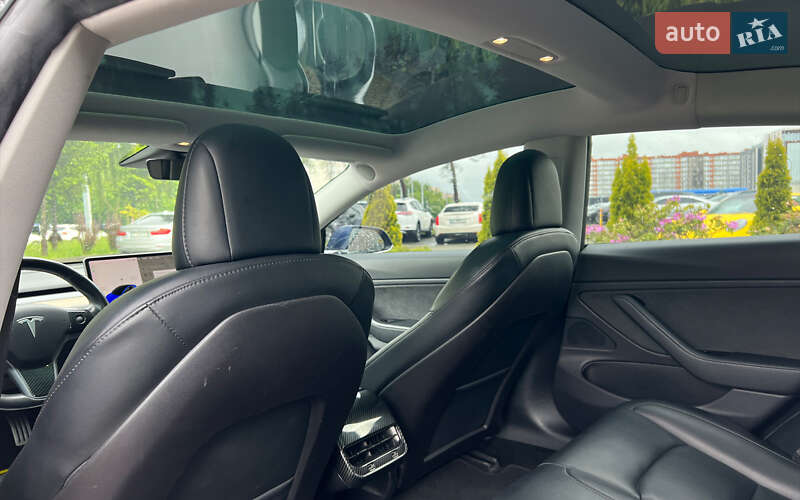 Седан Tesla Model 3 2019 в Львові