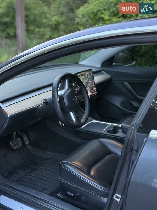 Седан Tesla Model 3 2019 в Львове