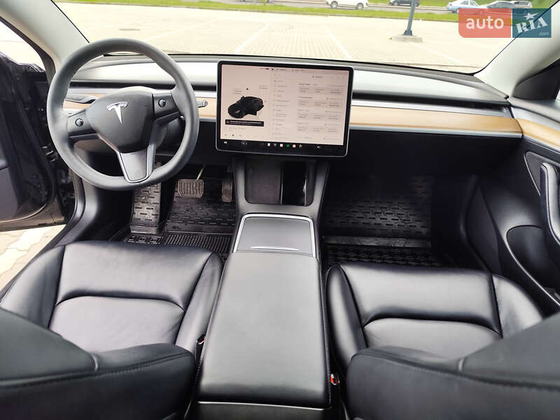 Седан Tesla Model 3 2023 в Львове
