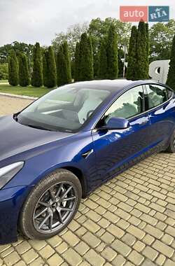 Седан Tesla Model 3 2022 в 