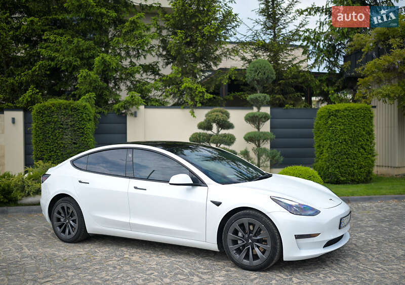 Седан Tesla Model 3 2022 в Львове
